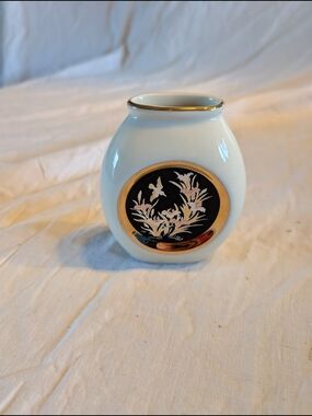2/20$ Vintage White and 24k Gold Floral And Bird Accent Vase